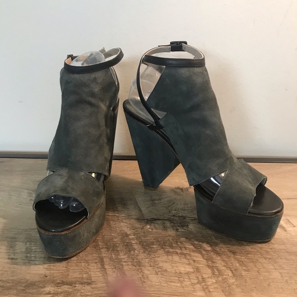 SURFACE TO AIR Gray SUEDE Open Toe PLATFORM HEELS - Picture 4 of 8